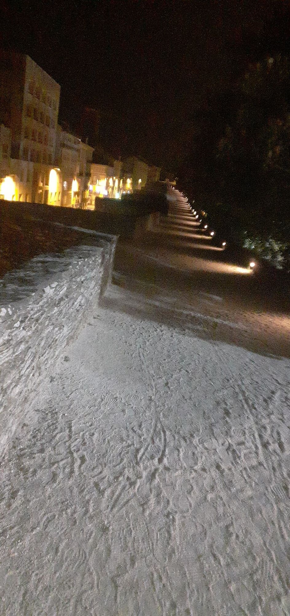 Muralla de Lugo de noche · fotografía del destino