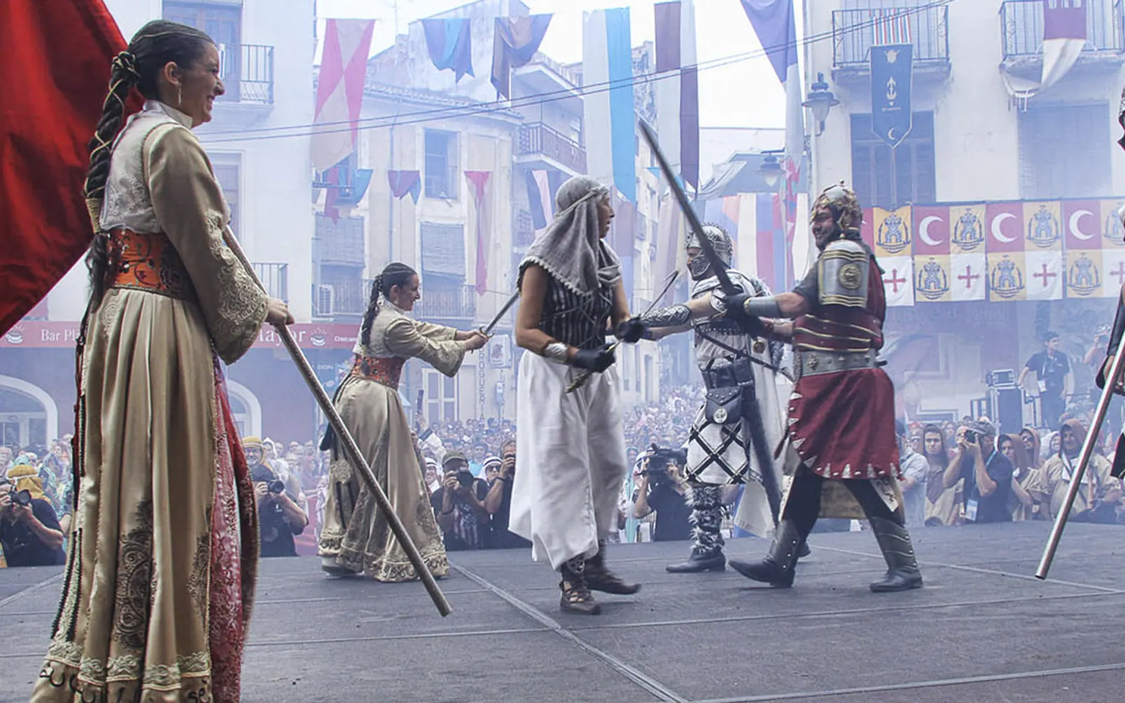 Moros y Cristianos de Ontinyent. Imagen externa: Turespaña / Spain.info.
