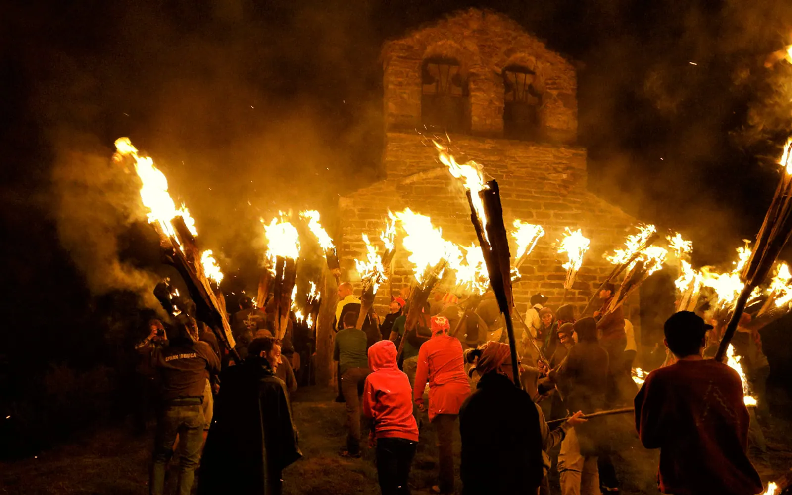 Fiestas del fuego del solsticio de verano en los Pirineos. Imagen externa: Turespaña / Spain.info.