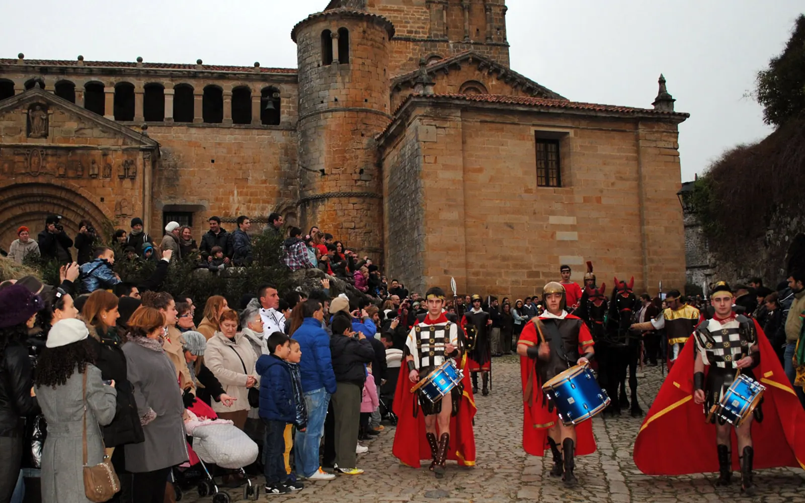 Auto Sacramental y Cabalgata de Reyes de Santillana del Mar. Imagen externa: Turespaña / Spain.info.