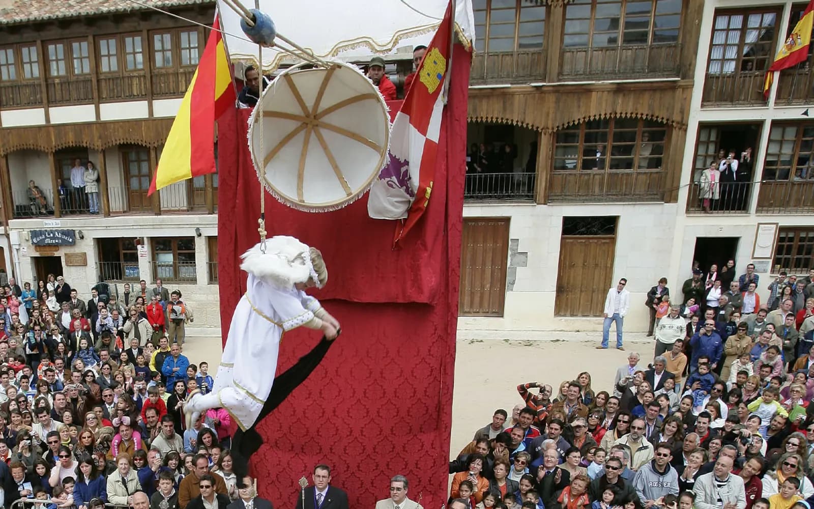 Bajada del Ángel de Peñafiel. Imagen externa: Turespaña / Spain.info.