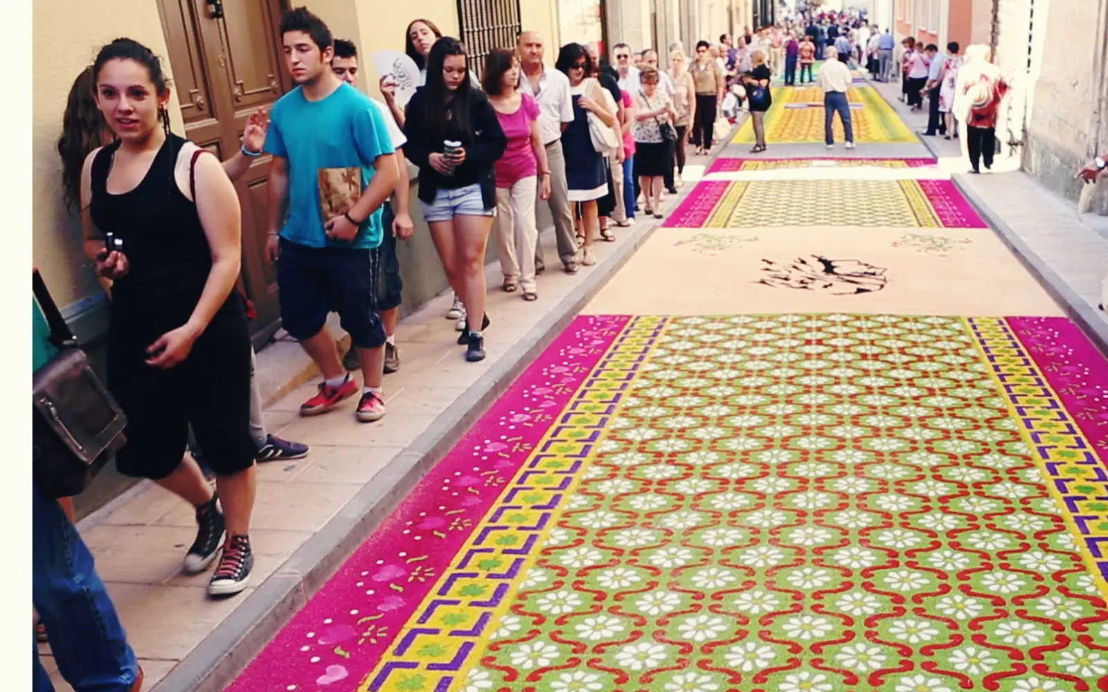 Alfombras de Serrín del Corpus de Elche de la Sierra. Imagen externa: Turespaña / Spain.info.